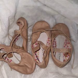Capezio Daisy 205 Ballet Shoe (Toddler/Little Kid)
Capezio